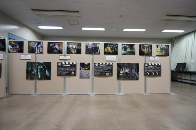 「神秘の鍾乳洞　河内の風穴」　映像作品企画ミニ写真展 in日本洞窟学会第36回大会 2010/9/18 会場の様子